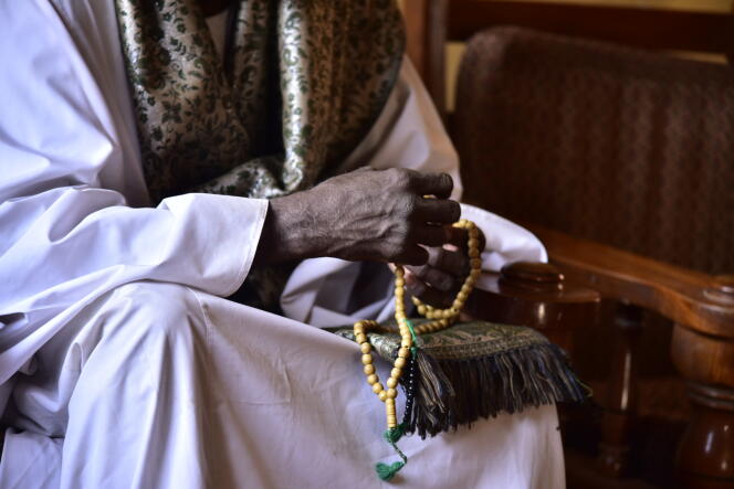 Un homme prie à Khartoum, au Soudan, le 3 février 2022.