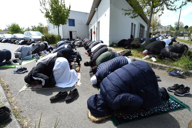 Des musulmans prient devant le centre culturel Avicenne de Rennes, en avril 2021.