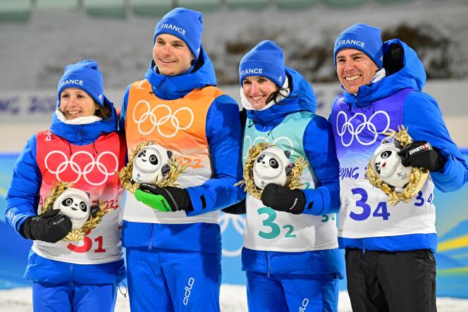 Anaïs Chevalier-Bouchet, Emilien Jacquelin, Julia Simon e Quentin Fillon Maillet Célbrent seu último lugar no relais mixte biathlon de Zhangjiakou, mesmo 5 fiwrier.