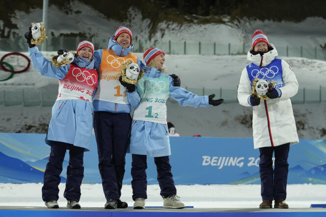 De gauche à droite : Marte Olsbu Roeiseland, Tarjei Boe, Tiril Eckhoff et Johannes Thingnes Boe – à l’écart en raison de son statut de cas contact – lors de la cérémonie des fleurs à l’issue du relais mixte des Jeux de Pékin, le 5 février.