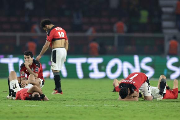 Egypt's players react after loosing the Africa Cup of Nations (CAN) 2021 final football match between Senegal and Egypt at Stade d'Olembe in Yaounde on February 6, 2022. (Photo by Kenzo TRIBOUILLARD / AFP)