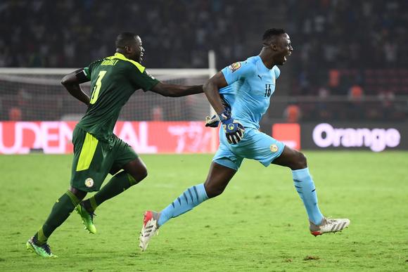 Kalidou Koulibaly et Edouard Mendy qui jouent au chat et à la souris. Plus de fatigue quand la victoire est là.