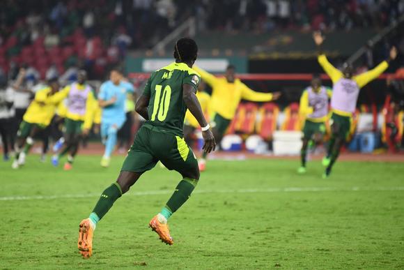 Héros malhereux pendant la partie, Sadio Mané a eu le droit à une deuxième chance pour offrir le trophée aux Sénégalais.