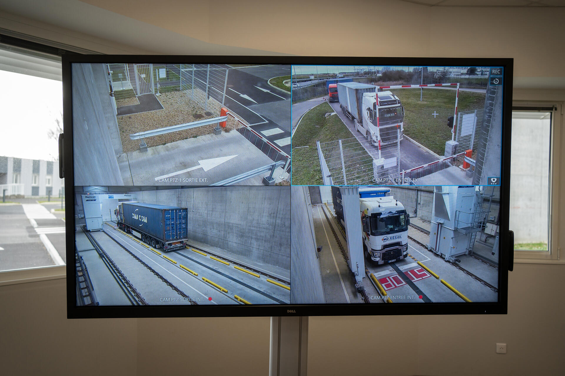 Vue des écrans de contrôle du hangar abritant le nouveau scanner des douanes sur le port du Havre, le 4 février 2022.