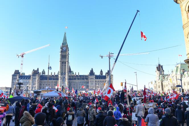 Des milliers de personnes manifestent contre les restrictions sanitaires près du Parlement d’Ottawa, au Canada, le 5 février 2022.