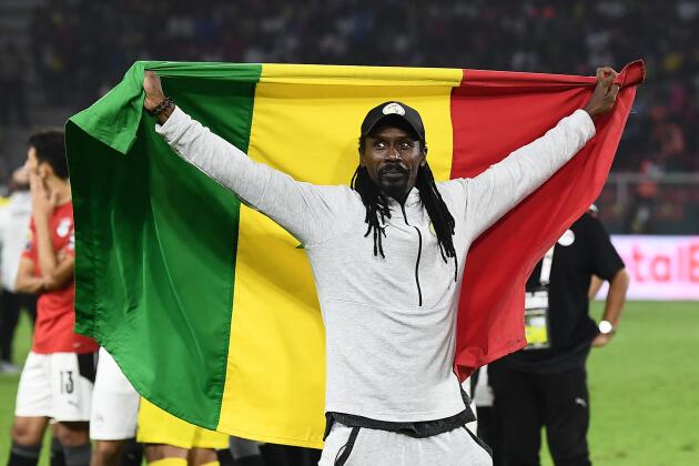 Aliou Cissé waves the flag of Senegal after the victory at CAN 2022.  
