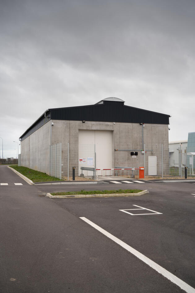 Vue du hangar en béton abritant le nouveau scanner des douanes sur le port du Havre, le 4 février 2022.