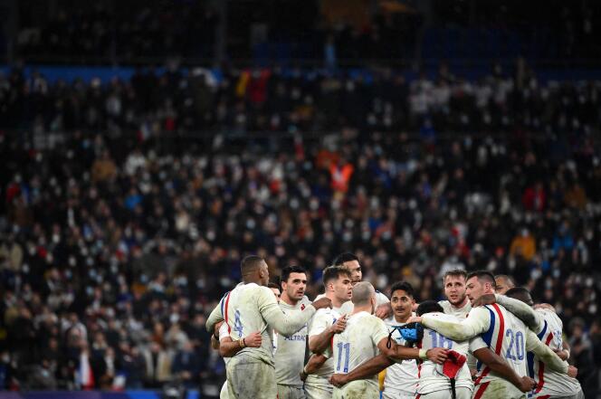 Les joueurs du XV de France de rugby célèbrent leur victoire face à l’Italie (37-10), au Stade de France, à Saint-Denis (Seine-Saint-Denis), le 6 février 2022.