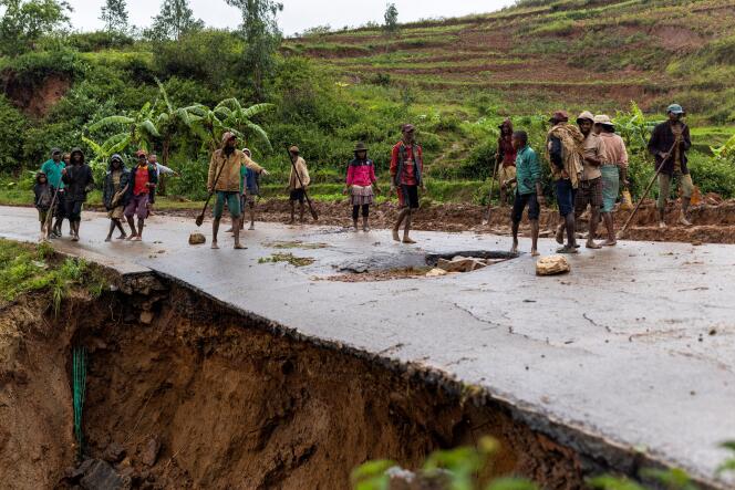 Une route endommagée à la suite d’un glissement de terrain provoqué par le cyclone Batsirai, dans la région de Haute-Matsiatra, sur l’île de Madagascar, le 6 février.