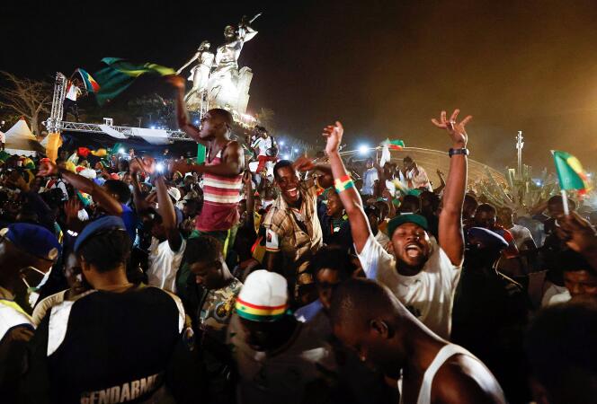Des supporteurs célèbrent la victoire du Sénégal face à l’Egypte en finale de Coupe d’Afrique des nations, à Dakar, dans la nuit du 6 au 7 février.