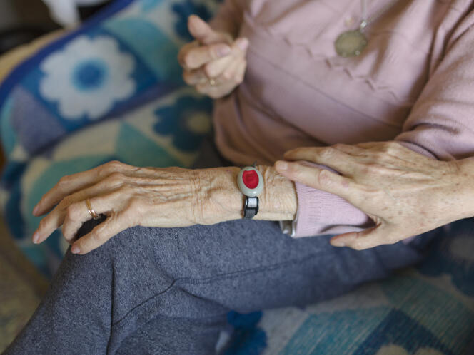 Pierrette Dorange, 88 ans, porte un bracelet d'alerte au poignet pour prévenir les secours en cas d’accident, Nantes, le samedi 05 février 2022.