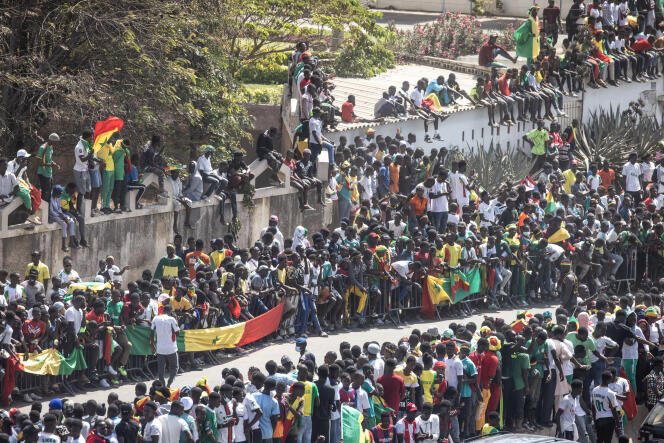 Les supporteurs se pressent sur les routes autour de l’aéroport de Dakar où l’équipe des Lions de la Teranga, vainqueur de la Coupe d’Afrique des nations, doit arriver le 7 janvier 2022.