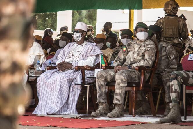 Le premier ministre malien Choguel Maïga et le président de transition Assimi Goita lors du défilé des milices, à Kati, près de Bamako, le 20 janvier 2022.