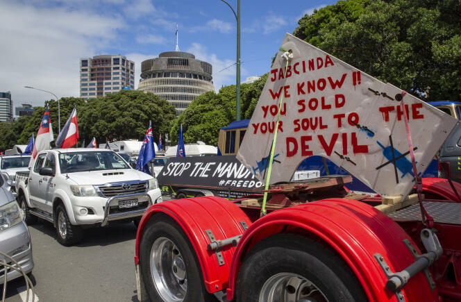 Un convoi de camions bloque une rue, près du Parlement, à Wellington, en Nouvelle-Zélande, le 8 février 2022.