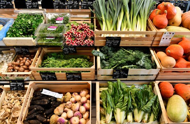 Des légumes bio sont en vente dans un magasin de Saintes, le 23 octobre 2018.