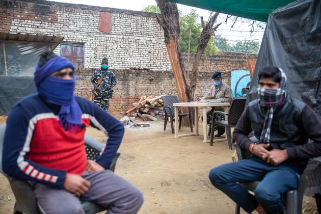 Les frères de la jeune Dalit violée et assassinée en septembre 2020, lors d’un entretien tenu sous surveillance policière à côté de chez eux dans le village d’Hathras, dans l’Uttar Pradesh, en Inde, le 3 février 2022.