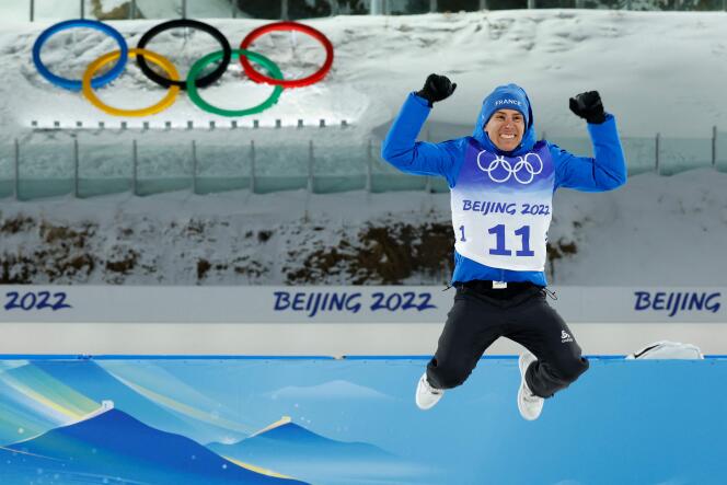 Le biathlète Quentin Fillon Maillet célèbre sa médaille d’or en individuel aux JO de Pékin, le 8 février, à Zhangjiakou.