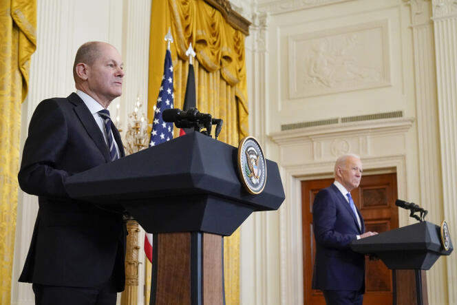 Le président américain, Joe Biden, et le chancelier allemand, Olaf Scholz, écoutent une question d’un journaliste lors d’une conférence de presse dans la salle Est de la Maison Blanche, lundi 7 février 2022, à Washington.
