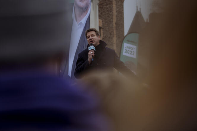 Le candidat écologiste Yannick Jadot à Rennes, lors de sa « tournée des possibles », place Hoche, le 8 février 2022.