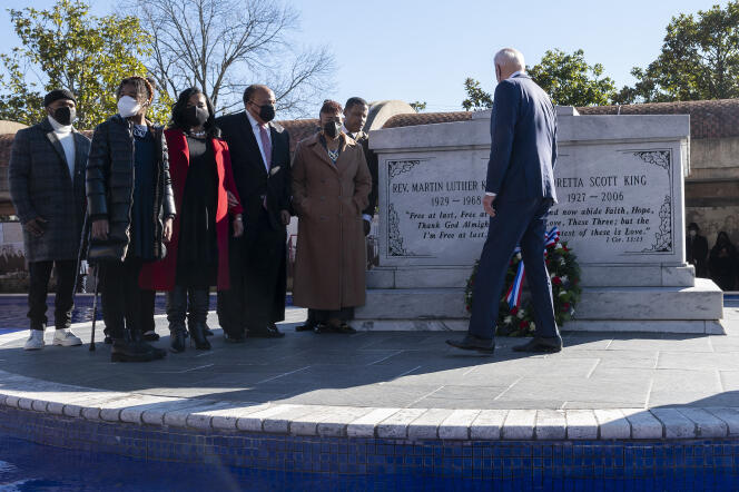Joe Biden avec la famille de Martin Luther King Jr. devant la crypte du révérend, à Atlanta, en Géorgie, le 11 janvier 2022.