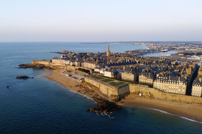 Les remparts de la cité fortifiée de Saint-Malo (Ille-et-Vilaine).