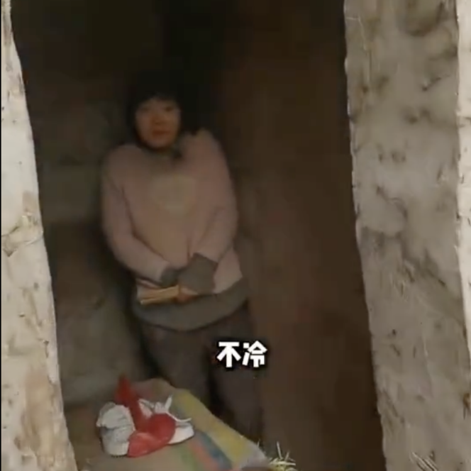 Extrait de la vidéo montrant une « femme esclave » chinoise enchaînée à un mur et postée sur les réseaux sociaux le 28 janvier 2022.