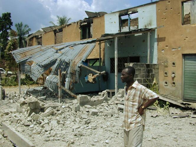 Le quartier du Tshopo, à Kisangani (République démocratique du Congo), détruit après des affrontements entre les armées rwandaise et ougandaise, le 11 juin 2000.