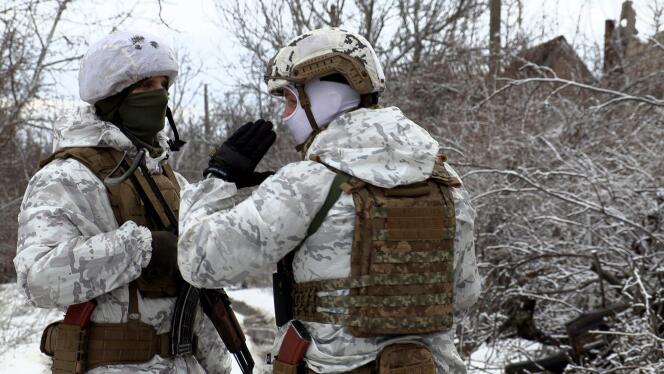 Des membres des forces armées ukrainiennes, mercredi 9 février 2022, à Avdiivka, dans le sud-est du pays.