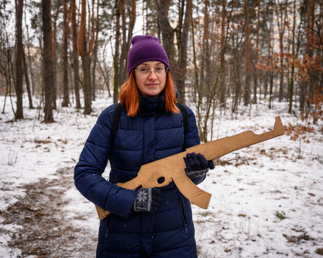 Valentina Tinyakova, 52 ans, gestionnaire dans l’immobilier, lors d’un entraînement militaire dans le quartier-dortoir de Dniprovskii, à Kiev, le 5 février 2022.