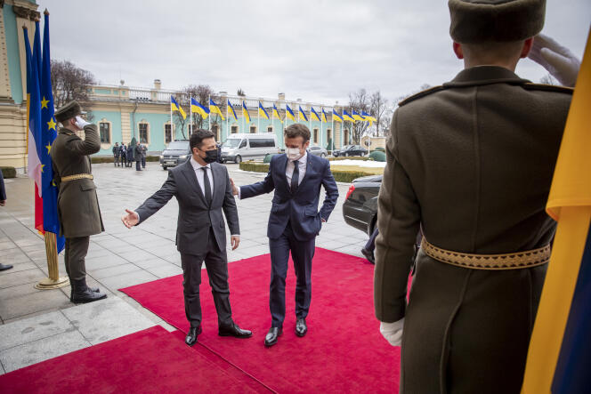 Les présidents français Emmanuel Macron et ukrainien Volodymyr Zelensky se rencontrent au palais Mariinsky à Kiev, sur fond de crise avec la Russie, mardi 8 février 2022 .