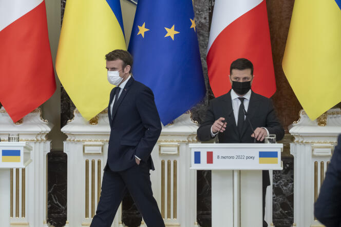 Les présidents français, Emmanuel Macron et ukrainien, Volodymyr Zelensky, participent à une conférence de presse à Kiev (Ukraine), mardi 8 février 2022.
