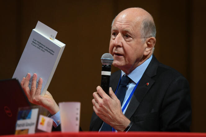 Jean-Marc Sauvé, président de la Ciase, tenant le rapport de sa commission, à Lourdes (Hautes-Pyrénées), le 17 novembre 2021.