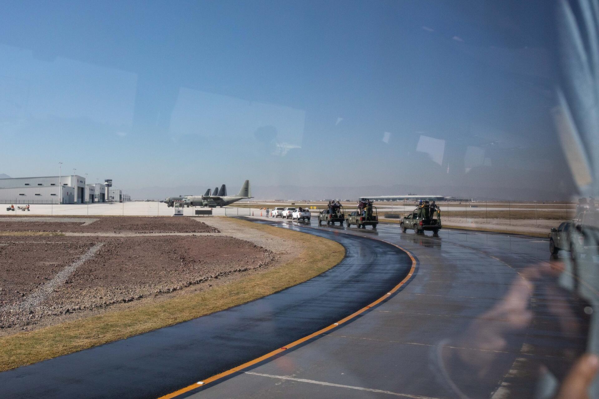 Vehículos militares en la pista del futuro Aeropuerto Internacional Felipe-Ángeles, al noreste de la Ciudad de México, México, 1 de febrero de 2022.