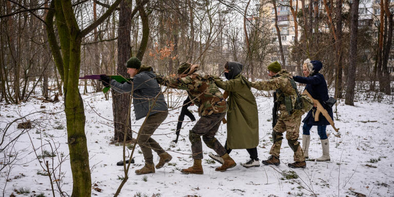 Des civils ukrainiens participent volontairement à un entraînement militaire organisé par l’armée ukrainienne dans le quartier dortoir de Dniprovskii à Kiev. Ils veulent être prêts à défendre leurs pays en cas d'invasion russe sur leur territoire, alors que le risque d'une nouvelle attaque n'a jamais semblé aussi grand depuis l'annexion de la Crimée en 2014. 
Ukraine.