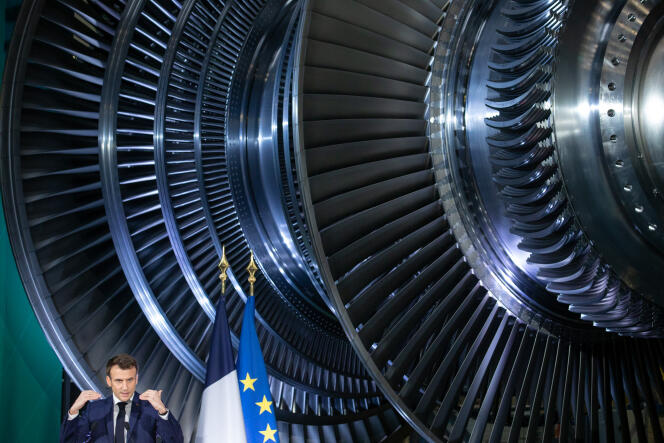 Emmanuel Macron, à l’usine General Electric (GE) de Belfort, le 10 février 2022.