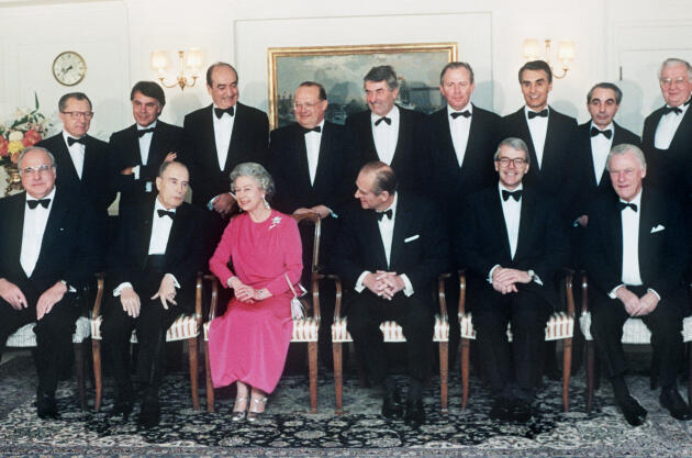 La reine Elizabeth II et le duc d’Edimbourg posent avec les chefs d’Etat européens sur le yacht royal « Brittania » ; François Mitterrand est assis à droite de la reine, le 11 décembre 1992. 