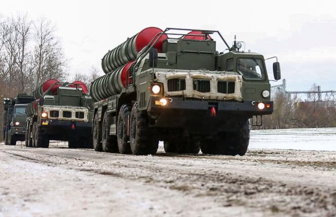 A la veille des exercices, l’armée russe a publié une vidéo montrant une batterie de systèmes anti-aériens S-400 se mettre en position et pointer ses missiles vers le ciel depuis un terrain enneigé de la région biélorusse de Brest, frontalière de l’Ukraine.