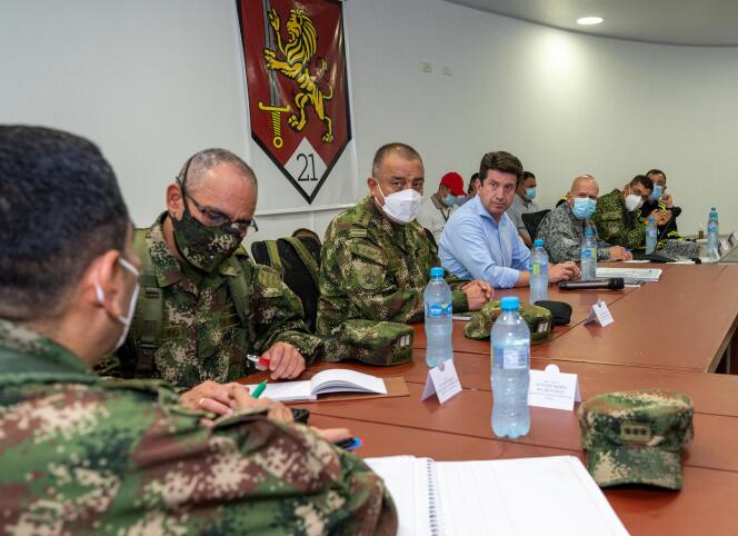 Le ministre colombien de la défense, Diego Molano (chemise bleue), lors d’un conseil de sécurité tenu peu après l’explosion d’une moto piégée, à Grenade (Colombie), le 9 février 2022.