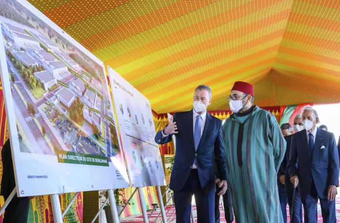 Le roi Mohammed VI lors de la pose de la première pierre du site de Sensyo Pharmatech à Benslimane, au Maroc, le 27 janvier 2022.
