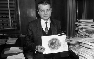 1984223 Luc Montagnier;  (add.info.: Professore francese Luc Montagnier che scoprì l'HIV, c. 1983);  .  Immagini Louis Monier/Bridgeman