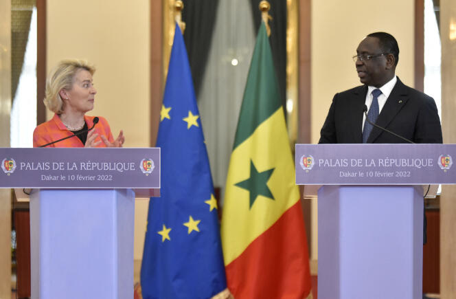 La présidente de la Commission européenne, Ursula von der Leyen, et le président sénégalais, Macky Sall, lors d’une conférence de presse à Dakar, le 10 février 2022.