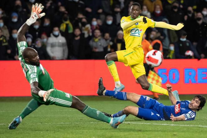 Le défenseur bastiais Dominique Guidi et le gardien Johny Placide battus par l’attaquant nantais Randal Kolo Muani, en quarts de finale de la Coupe de France, au stade de la Beaujoire à Nantes, le 10 février 2022.