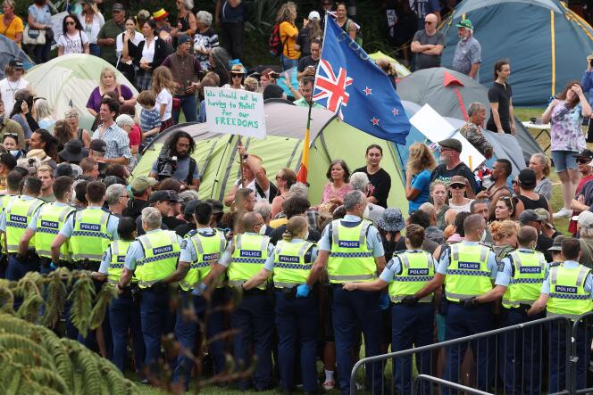 Des manifestants antivaccins face à la police, devant le Parlement néo-zélandais, à Wellington, le 10 février 2022.