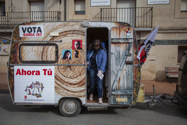Vanesa Garcia, deuxième sur la liste de Soria ¡ YA !, descend de la caravane du parti à Olvega, en Espagne, le 5 février 2022.