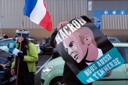 Un manifestant brandit une pancarte ciblant Emmanuel Macron, le 9 février 2022, à Nice.