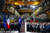 Emmanuel Macron prononce un discours devant des salariés de General Electric sur le site de fabrication de turbines de Belfort, le 10 février 2022.