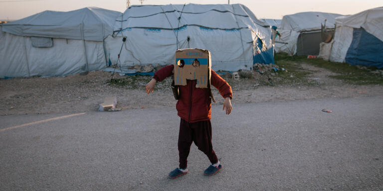 Camp de ROJ, nord Est syrien. Les familles des jihadistes étrangers sont enfermés dans ce camp depuis la chute de Daesh en Syrie. Des orphelins français y vivent dans l'attente de leur rappatriement. Voici une vue du camp. Un enfant s'est déguisé.