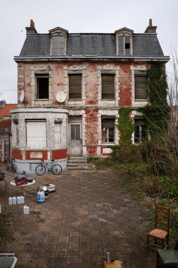 Cette maison bourgeoise située dans le quartier des Fontinettes est occupée depuis plusieurs jours par des militants et devriendra un lieu d'accueil pour des migrants, à Calais (Pas-de-Calais), le 9 février 2022.