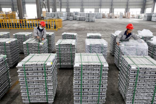 Des lingots d’aluminium, dans une usine chinoise de Huaibei (Anhui, mercredi 9 février 2022.