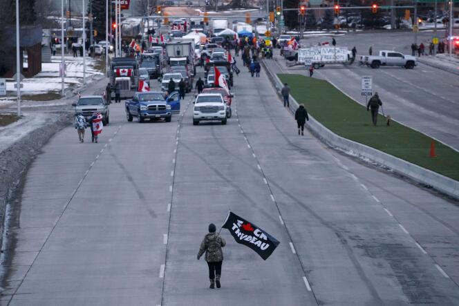 Des manifestants canadiens bloquent le pont Ambassador, à Windsor (Ontario), le 10 février 2022.